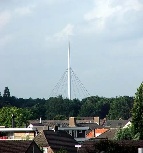 De pyloon van de Hovenring, vanuit het zuidwesten, op ca. 1,6 km