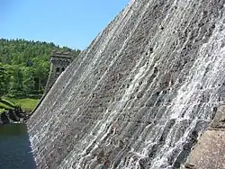 Basis van de Howden Dam, gezien van Derwent Reservoir