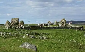 Het complex van Howmore (Tobha Mòr) vanuit het zuiden. Links vooraan ligt Dugall's Chapel met erachter St Mary's Church. Rechts is de muur van St Dermot's Chapel te zien met rechts op de achtergrond de Clan Ranald Chapel en midden op de achtergrond de ommuurde begraafplaats Caibeal nan Saigart.