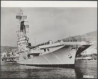 Hr.Ms. Karel Doorman, het Nederlandse schip van de Colossusklasse, in de haven van Tenerife
