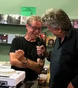 Hubert van Hoof (links) in 2019, geïnterviewd door Sef Derkx.