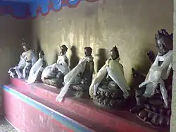 Boeddhabeelden met khata's