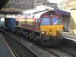 Een goederentrein onder de stationshal op de Great Eastern Main Line.