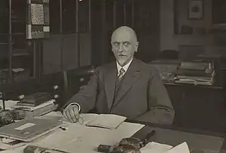 Hugo Frederik Nierstrasz in zijn werkkamer (1931)