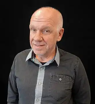 Tijdens zijn lezing over zijn roman De Spinvlieg bij het Bevrijdingsfestival in Den Haag, 2012