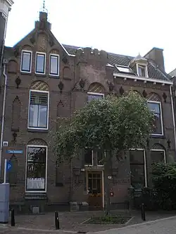 Huis nummer 119 (de voormalige directeurswoning) aan het Joke Smitplein.
