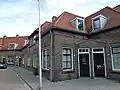 26 woonhuizen. Woning nummer 4, heeft nog de oorspronkelijk raamindeling en voordeur. (Josephbuurt)