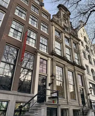 De beide gevels van Huis Marseille in 2020