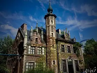 Het stationsgebouw, een replica van het kasteel in Het Huis Anubis