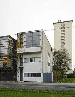 Amelinckxtoren van Fuyen vlak achter het beschermde werelderfgoed Maison Guiette van Le Corbusier