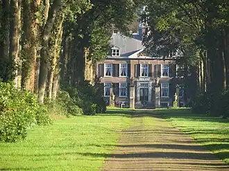 Pastorie met hekwerk bestaat uit een voorhuis en een achterbouw