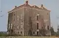 Huis Meteren in verval. Kort voor de sloop in 1907. Bijgebouw, gracht en koetshuizen zijn eerder al verdwenen.