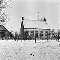 Boerderij bestaande uit dwarshuis onder zadeldak tussen zij-topgevels en grote stal-schuur onder wolfdak, met jaarankers 1651 in de voorgevel