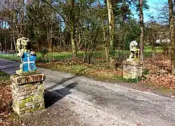 Huis Beerze, ingang park met wapens , links Bentincks en rechts Roëll