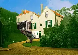 1905, Achterzijde, huis nog gepleisterd, Pieter met echtgenote, dochter Johanna en zoon Murk