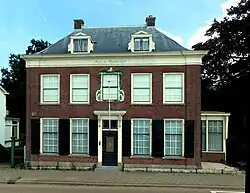 Voorgevel 2022, guirlande is in restauratie
