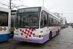 ​ ​ ​ Huisstijl van de stadsbussen van de BBA in de jaren 90. Deze bussen waren in de kleuren van de Brabantse vlag en hadden een witte basis met rode vierkanten en paarse schotplaten.