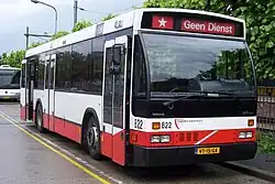 ​ ​ Witte basis met rode schotplaten.