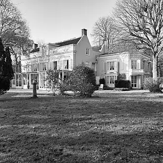 Zij- en achtergevel van huize Calorama