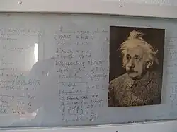 Handtekeningen en afbeelding van Albert Einstein