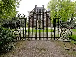 Voorzijde (westgevel) Huize Morren met toegangshek uit 1771