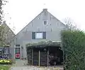 Voormalige boerderij, hoge topgevel, langhuis, gepleisterd