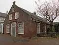 Lage woning met topgevel en ingang met omlijsting