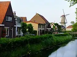 Vierambachtenboezem met links de Molenlaan, aan het eind molen Nooitgedacht (2017)