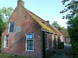 Langgerekt complex van vier diaconiewoningen