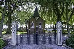 Toegangshek naar en baarhuisje van de begraafplaats