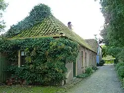 Verbouwde paardestal van de vermaning aan de Marialaan. Op de achtergrond de pastorie.