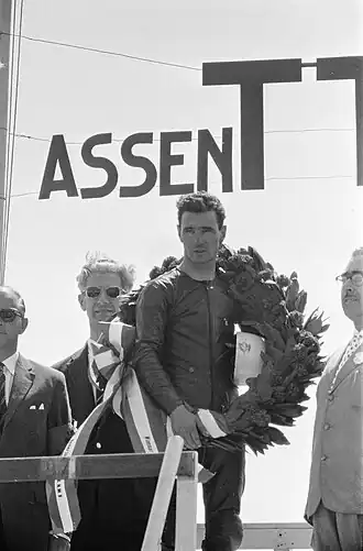 Carlo Ubbiali na zijn dubbele overwinning (125- en 250&nbsp;cc) in Assen (1960)