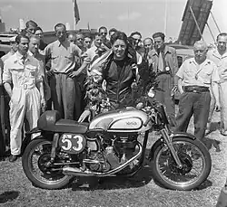 Huldiging van Geoff Duke, winnaar van de 350cc-klasse tijdens de TT van Assen in 1952