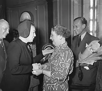 Cuypers (midden) in 1951