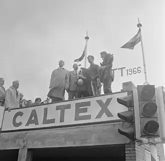 Huldiging van de 125cc-klasse, met winnaar Bill Ivy en beste Nederlander Cees van Dongen