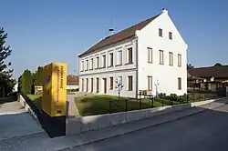 Voormalig schoolgebouw, thans museum (2012)