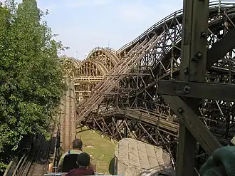 De houten achtbaan Hullámvasút