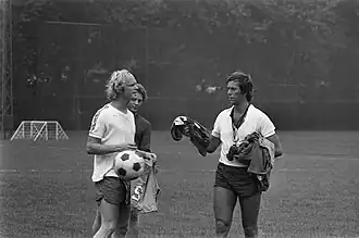 Ajax-trainer Van Daal (rechts) geeft aanwijzingen aan Ruud Geels en Arno Steffenhagen op 15 augustus 1975.