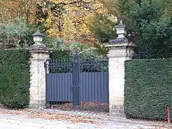 Hekpijlers en restant park in Aalbeek