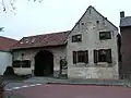 Grotendeels uit mergel gebouwde hoeve met binnenplaats