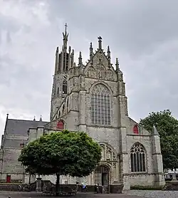 De westergevel met het beeld van Willibrordus