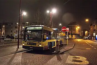 Bushalte, aansluiting met de tram links op de foto.
