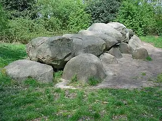 Het door Van Giffen in 1953/1954 gerestaureerde, bij zijn landgoed De Heezeberg te Diever gelegen, hunebed D52