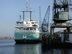 In 2002 staan er nog drie Conrad-Stork kranen op de kade