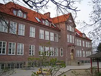 Een school in Husie.