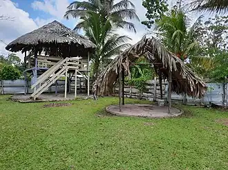 Hutten bij het ontmoetingscentrum