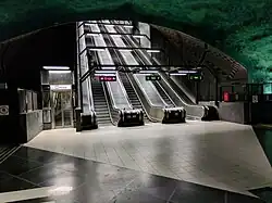 De lift en roltrappen op de westkop van het perron