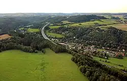 Hvězdonice van bovenaf, met snelwegbrug (2012)
