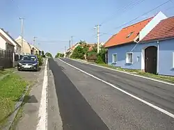 Weg I/16, de hoofdweg door het dorp (1)