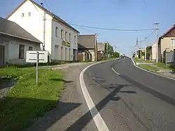 Weg I/16, de hoofdweg door het dorp (2)